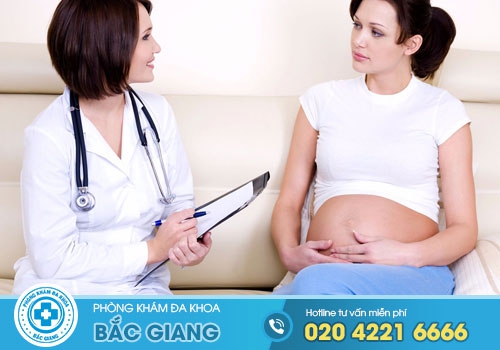 Ra máu màu nâu khi mang thai có nguy hiểm không